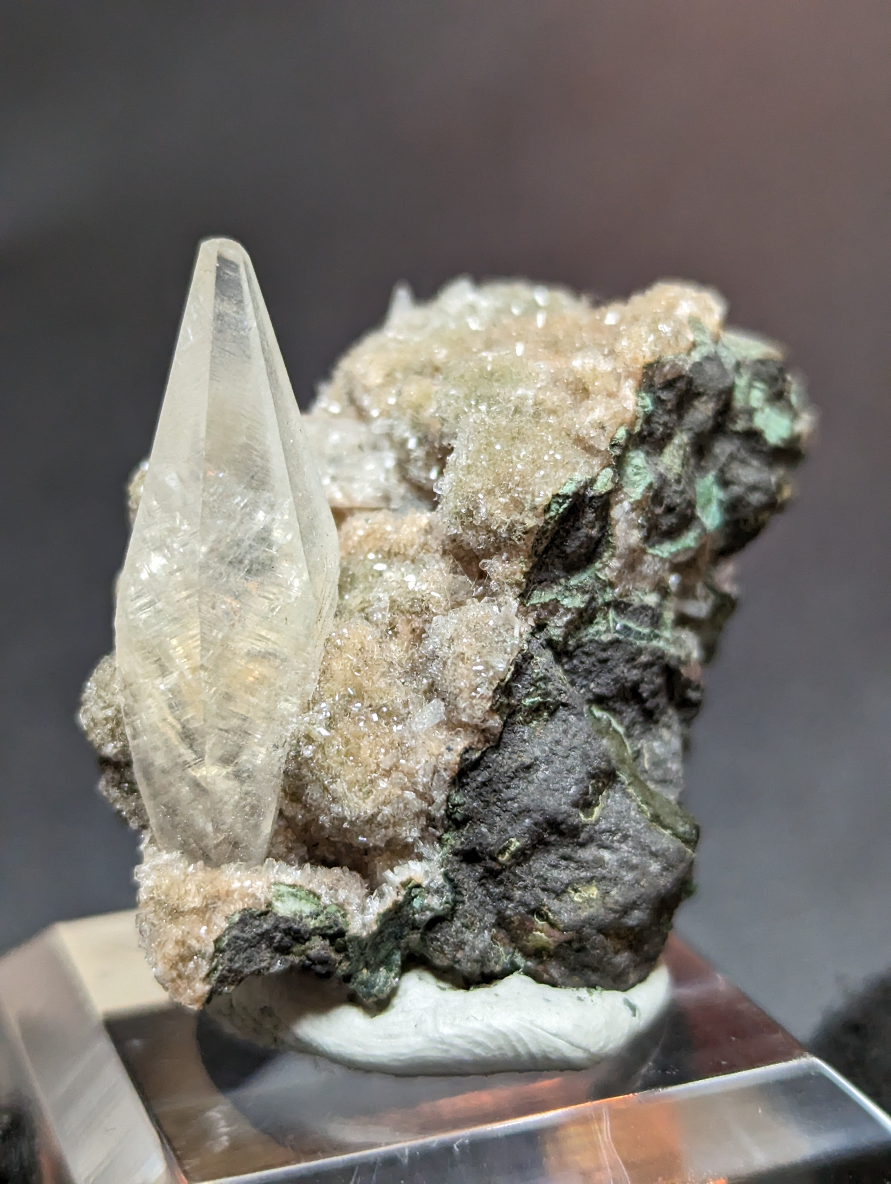 カルサイト(方解石)犬牙状結晶 母岩付き インドマハラシュトラ州 R5