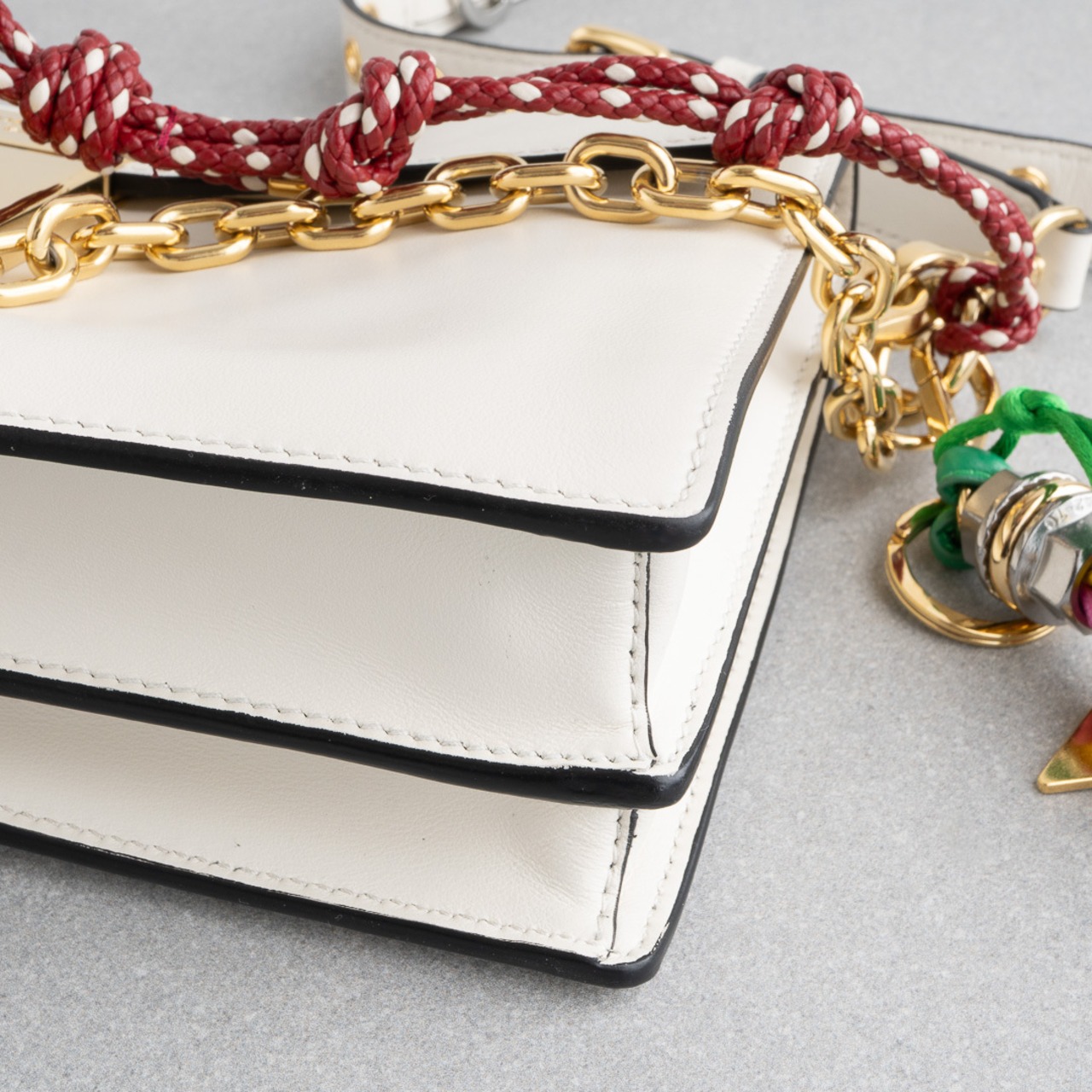 プラダ チャーム付 ソフトサウンド スモール ホワイト レザー AW25