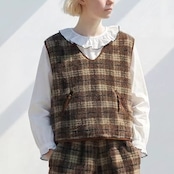 茶棕チェックがつくる、静かな奥行き。Vネックチェックベスト 《i0840》