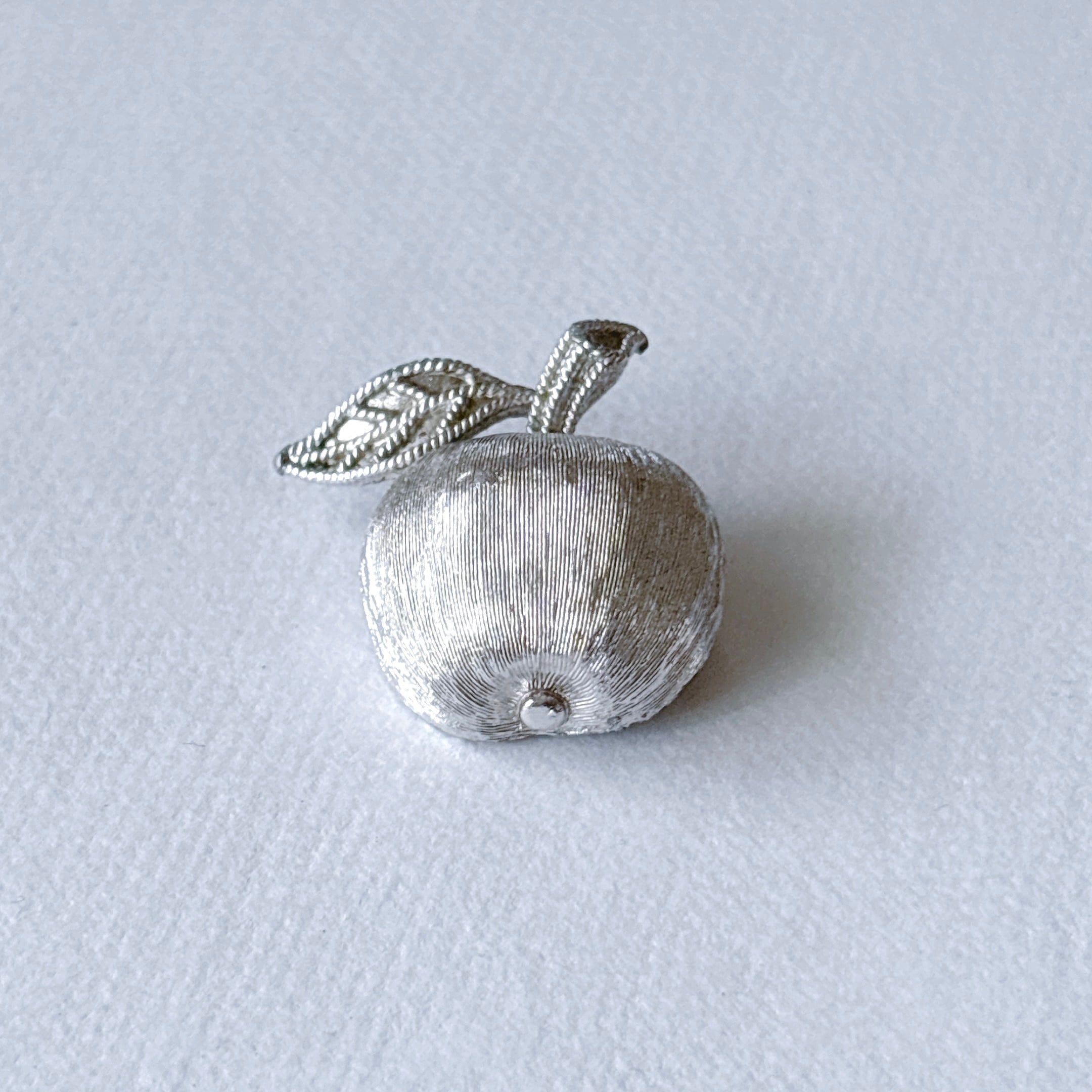 TRIFARI Vintage 50s - 60s silver tone apple brooch ヴィンテージ 50