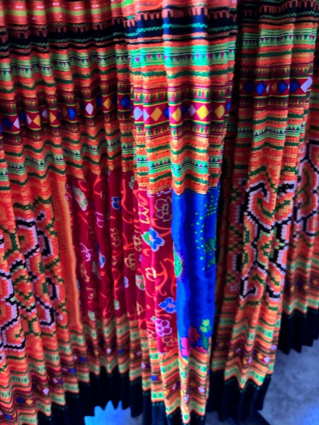 モン族スカート 080 ロング 裾ボリューム 贅沢に巻きスカート1枚使用 藍染布 手刺繍　bamiオリジナルパターン