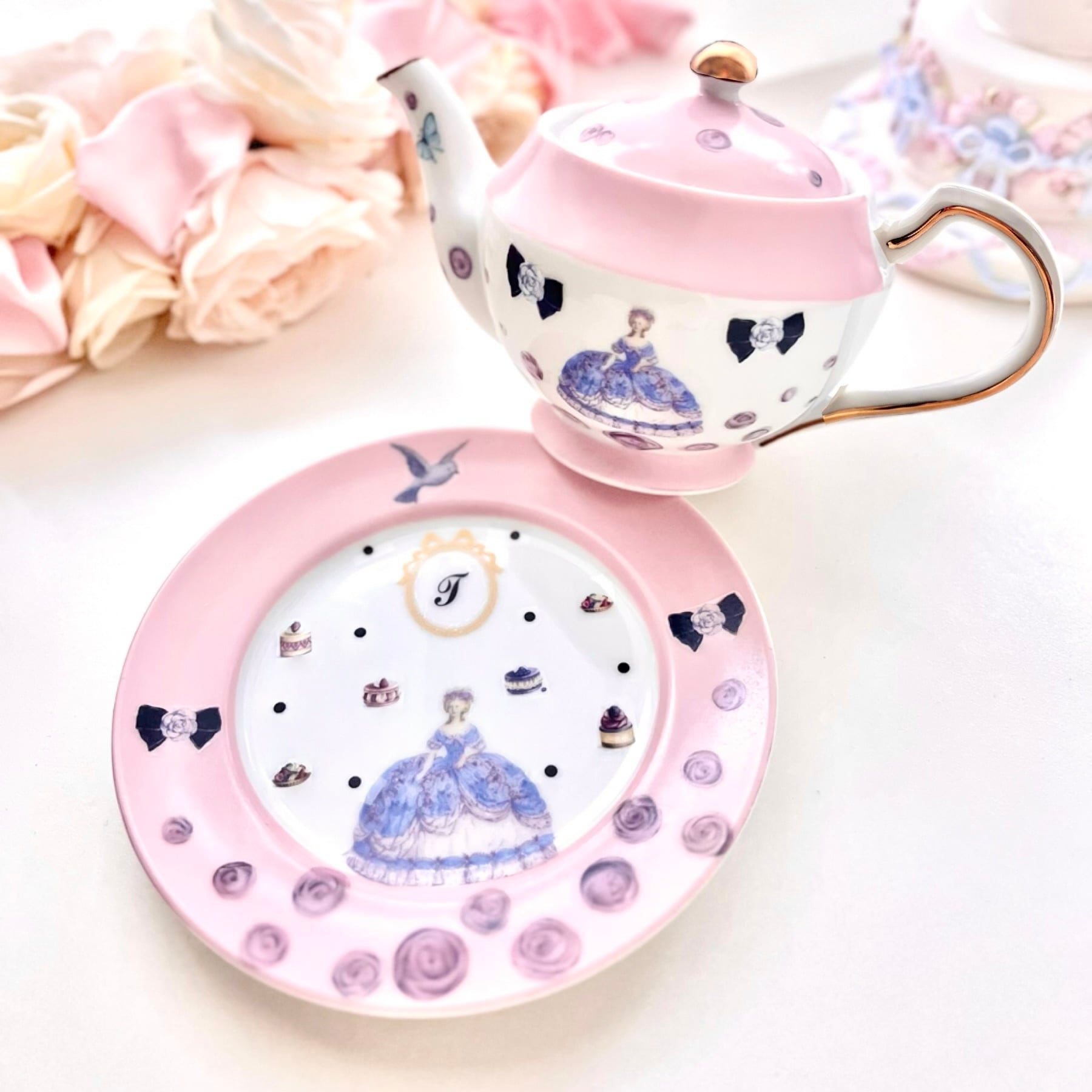 【イニシャル入れ無料】ローズが舞う　マリーアントワネットの桜ピンクのティーセット　陶器　磁器