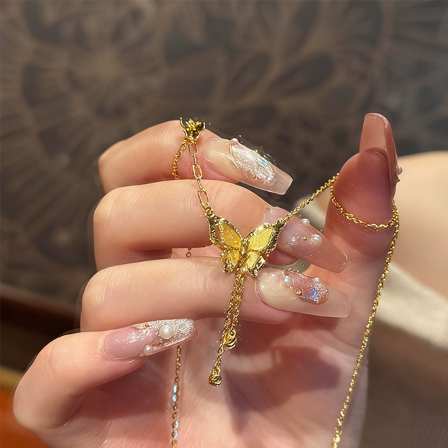 tomr優雅に揺れる蝶ネックレス