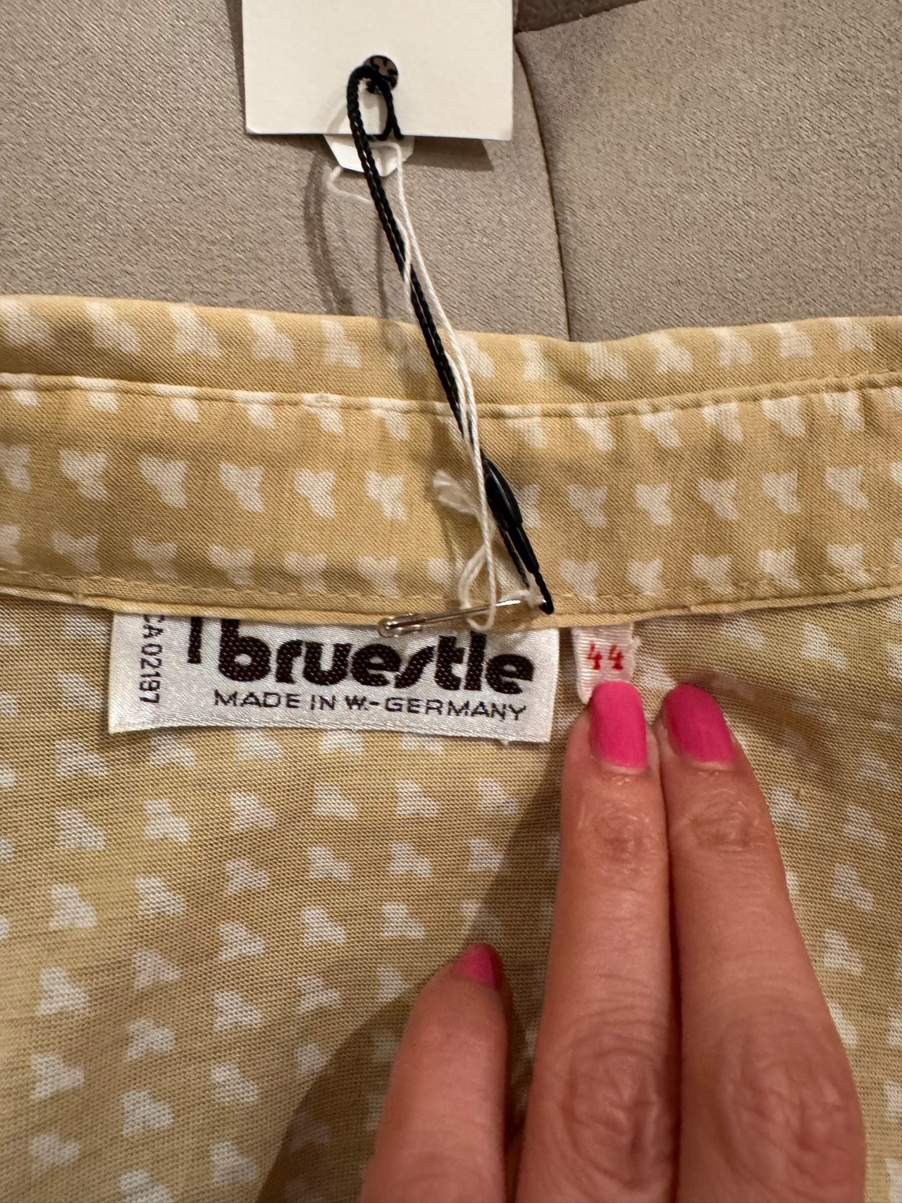 bruestle ベージュレトロプリントシャツ
