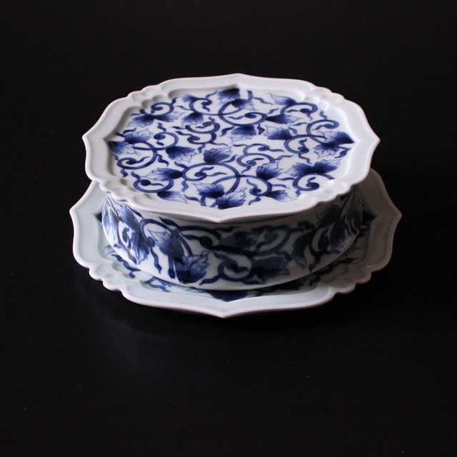 総唐草　四方輪花重