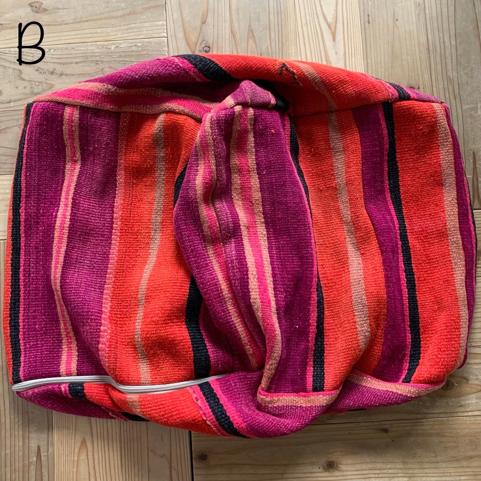 オールドキリムをリメイクしたキューブ型プフ［底面違い①