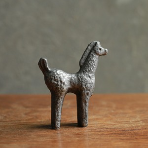 シルバーに輝く、ずっしり小さな馬