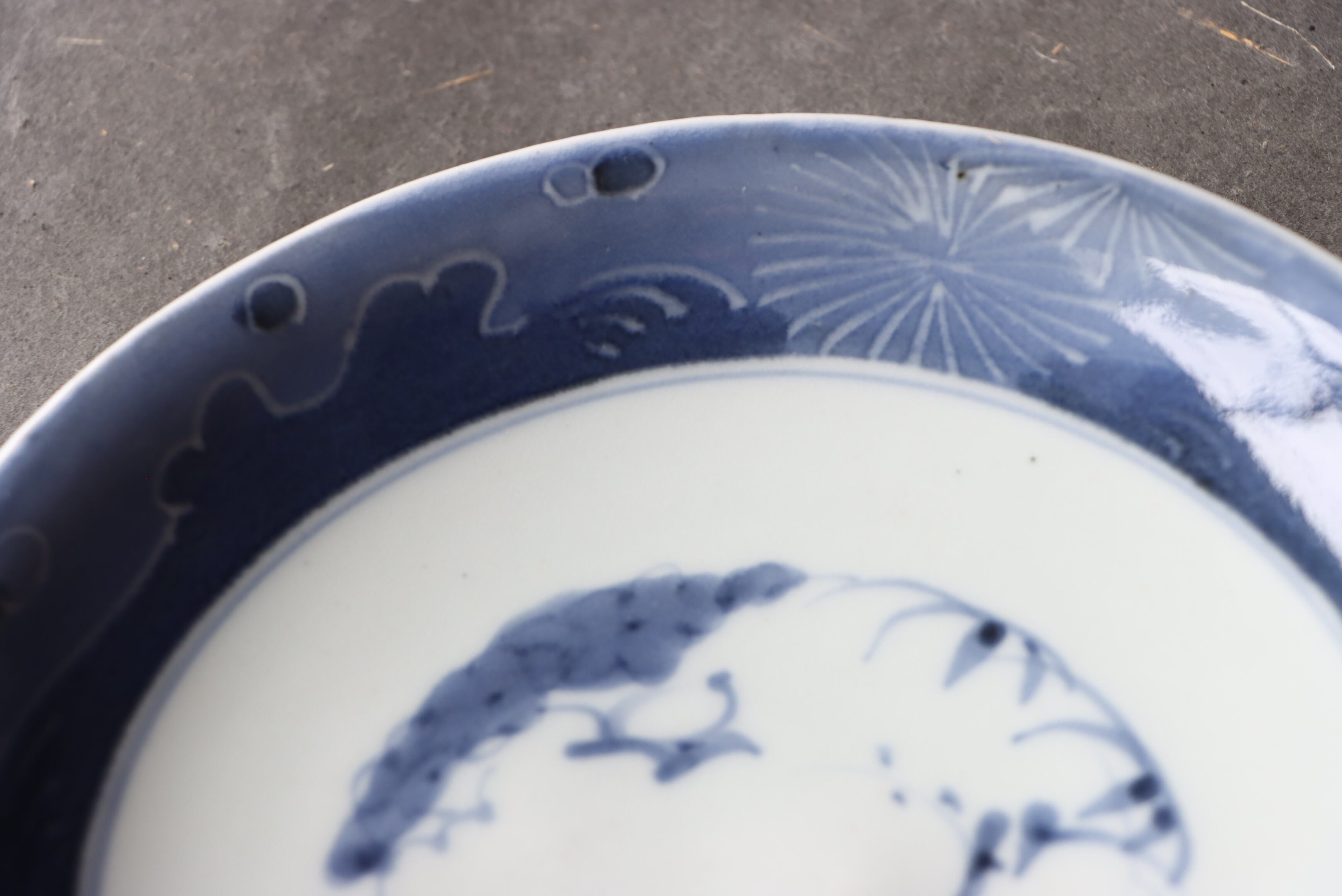 古伊万里 染付 波濤白抜き花文 中皿 七寸/Old Imari medium size plate