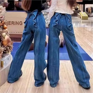 シンプルなデザインでコーディネートしやすいデニムパンツ（バックリボン）