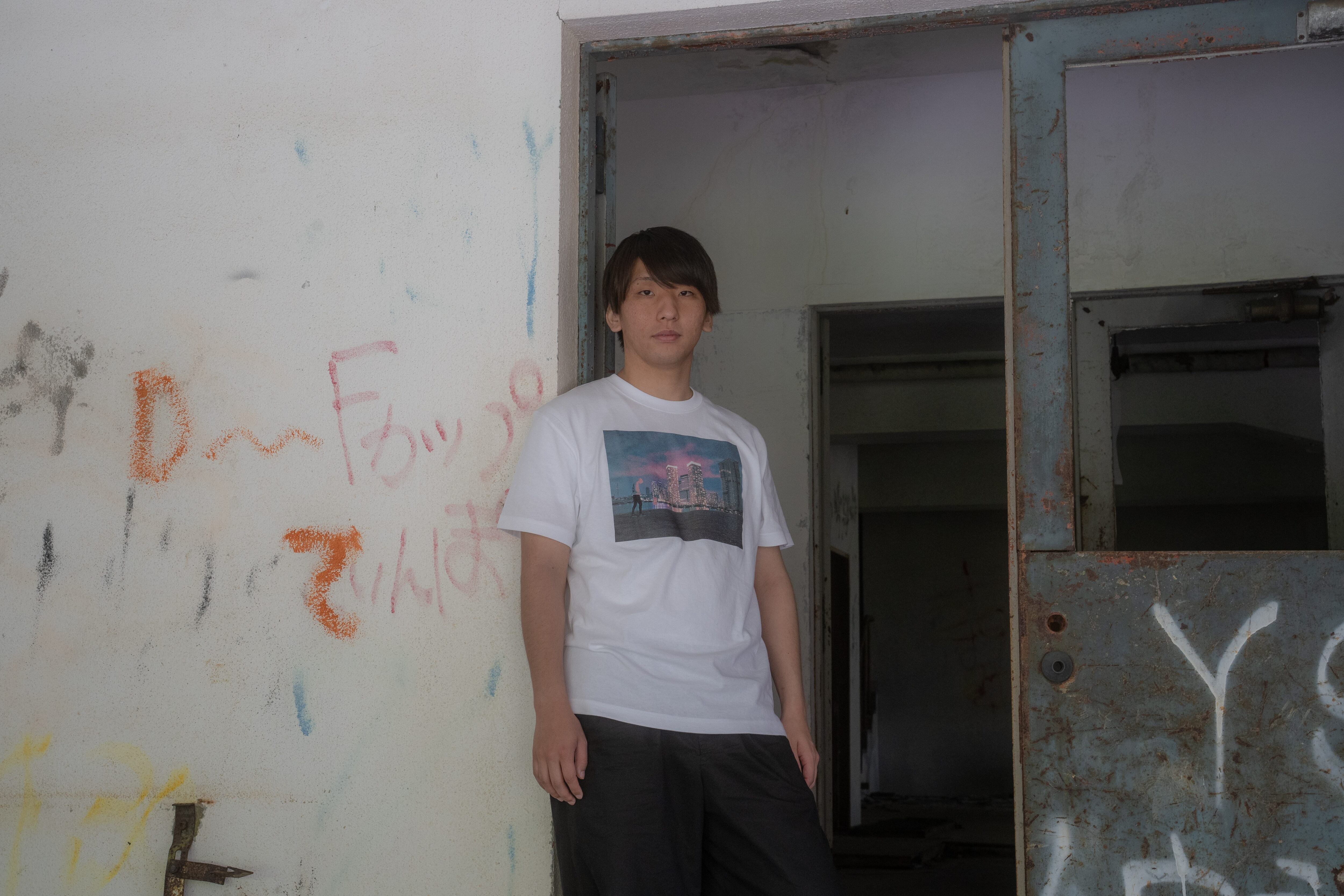 逃亡生活 Tシャツ ブラック ホワイト だいにぐるーぷ 逃亡生活 Tシャツ ブラック ホワイト だいにぐるーぷ