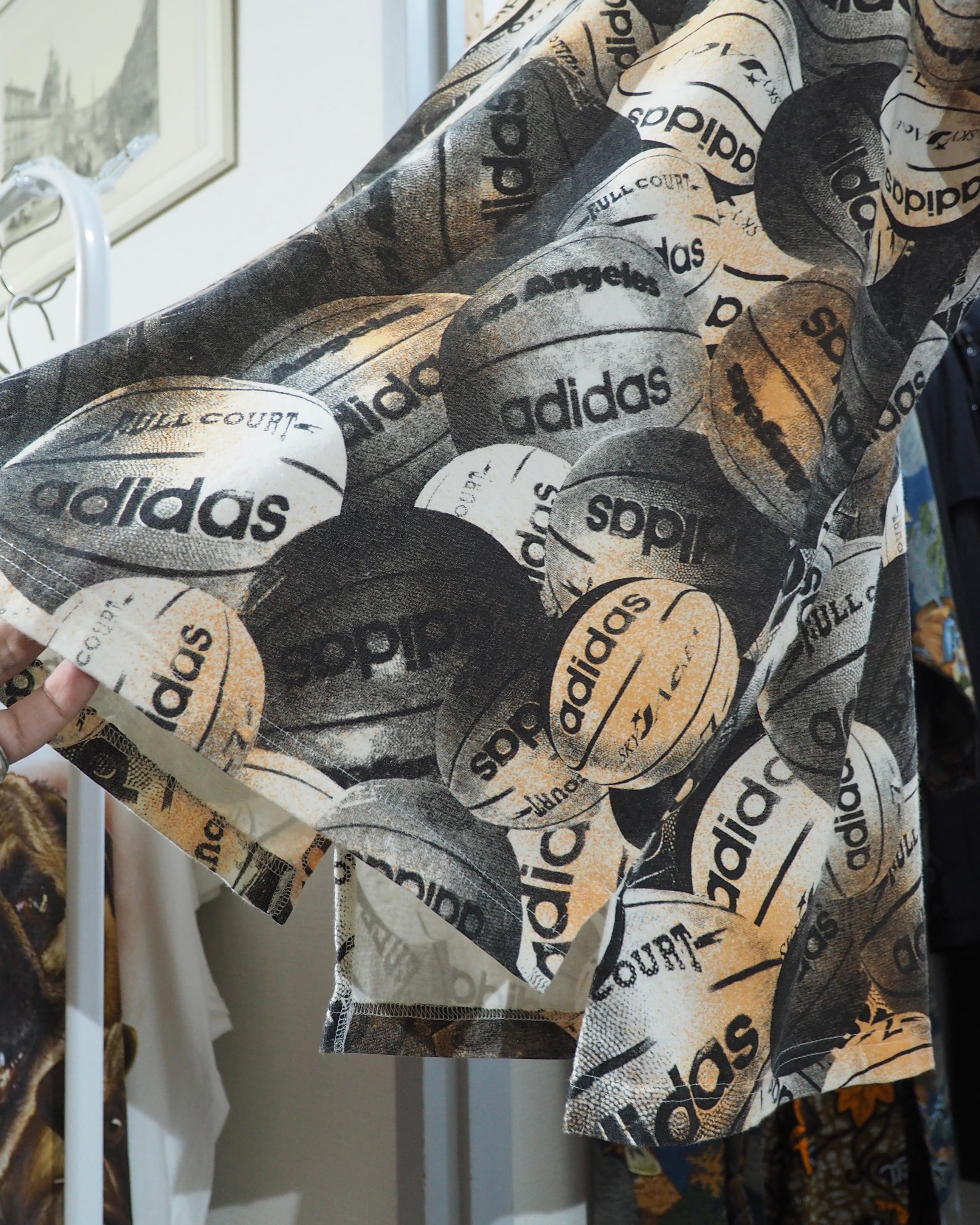 1990s ” Old adidas ” Many Many Basketball printed vintage loose SS Tee