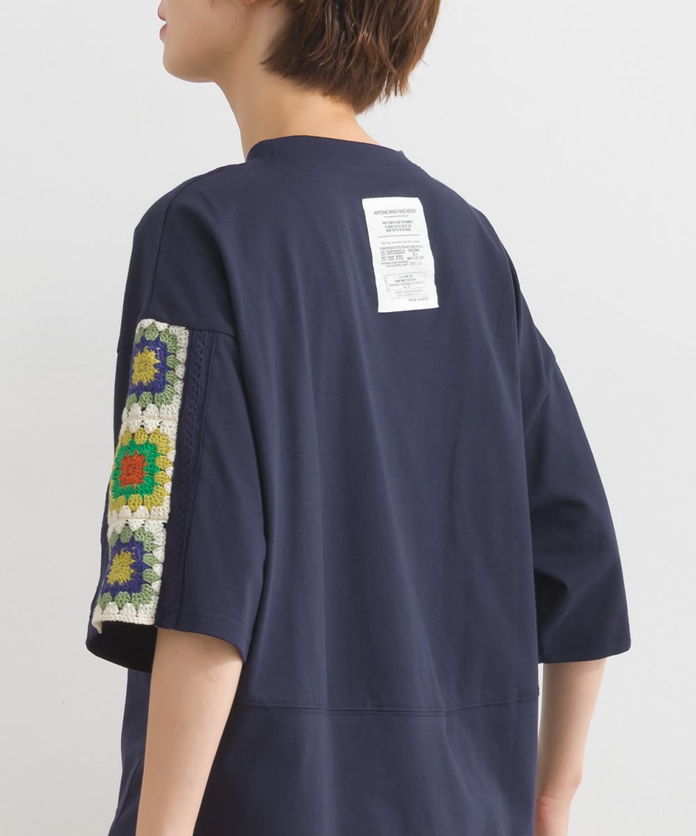 K262072 かぎ針編みモチーフ 袖切替ロゴTシャツ / Crochet Motif