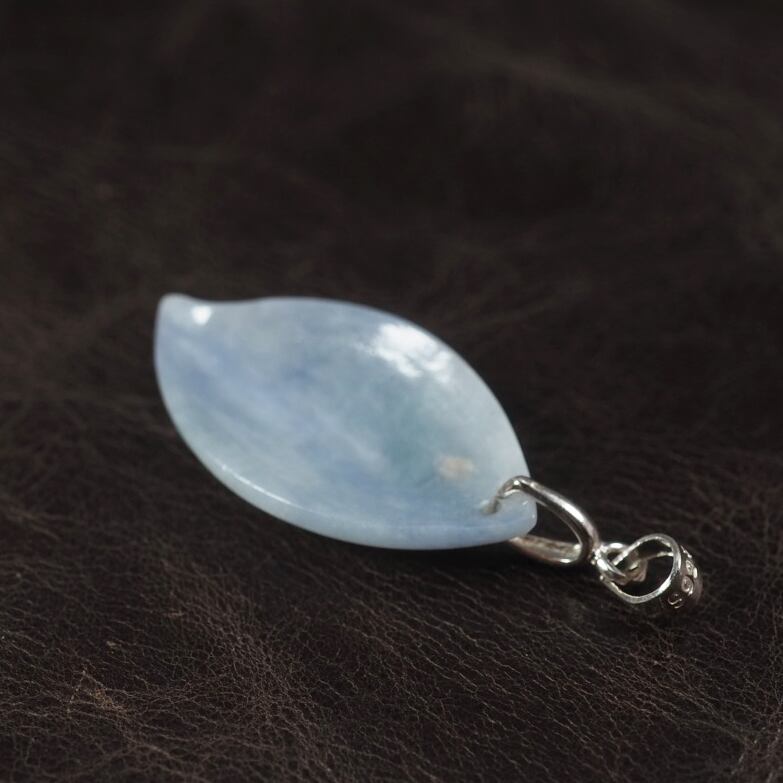 糸魚川翡翠 ラベンダー翡翠 リーフペンダントトップ 1.6g lavender