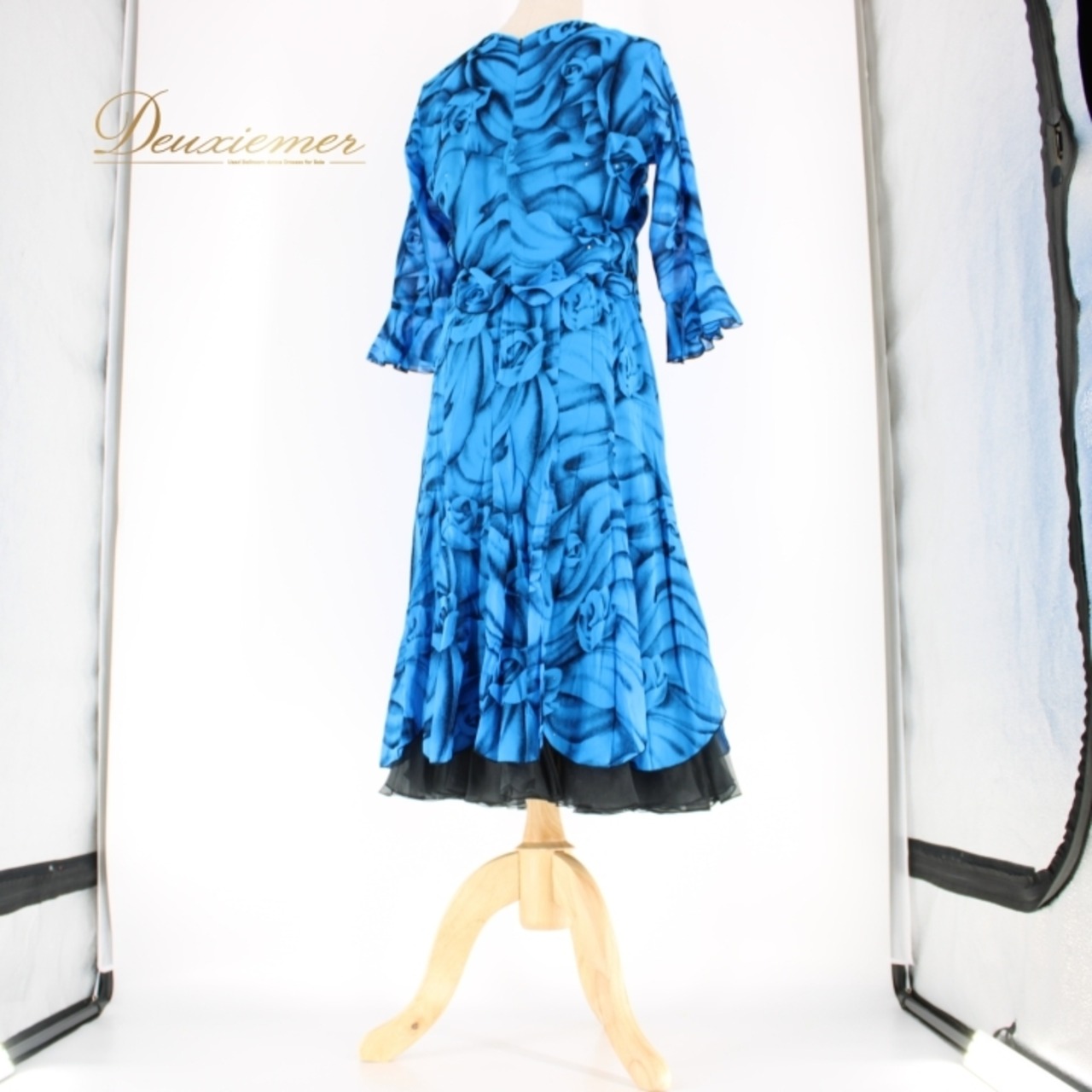 社交ダンス 衣装 スタンダード 上下セット ツーピース レッスンウェア パーティ衣装 青 黒 ブラック系 ブルー系 ラインストーン 花柄 バイカラー フロッキー加工 ふんわり広がる 二重スカート 日本製 おしゃれ 大人 女性 パーティー お出かけ 練習用 発表会 カジュアル かわいい エレガント シンプル トレンド 上品