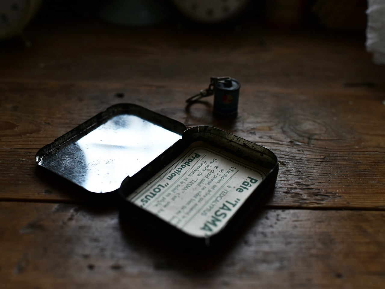 <セット商品>仏語の文字が入った小さなTin缶とキーホルダー フレンチブロカント