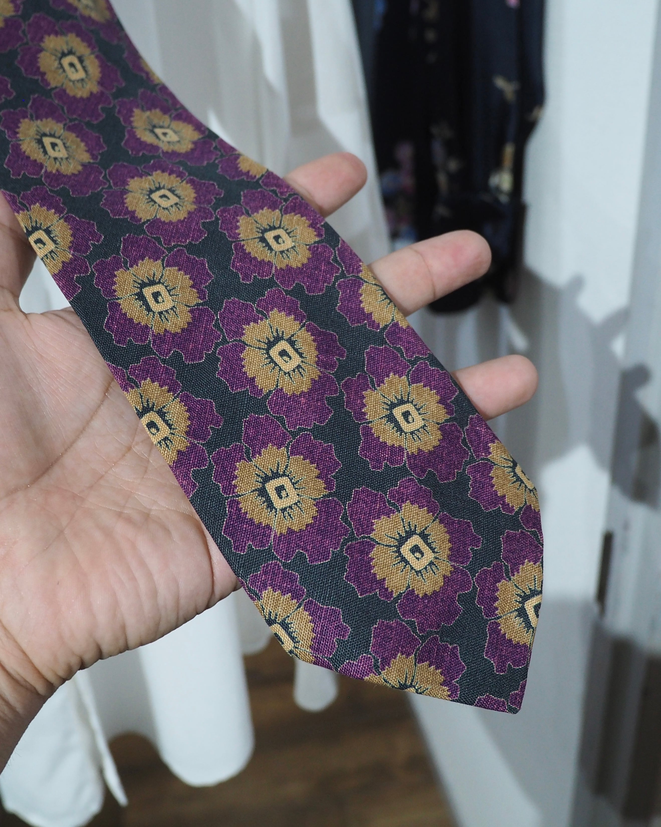 " Giorgio Armani ‐ Made in Italy " Beautiful Flower All over pattern vintage linen Tie