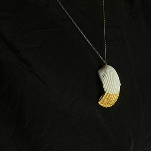 "TATARA" shell with ruby and gold necklace