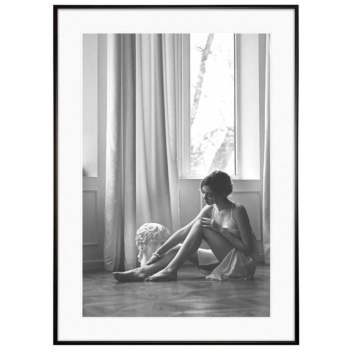 人物写真 床に座るキャミソールの女性 インテリアモノクロアート