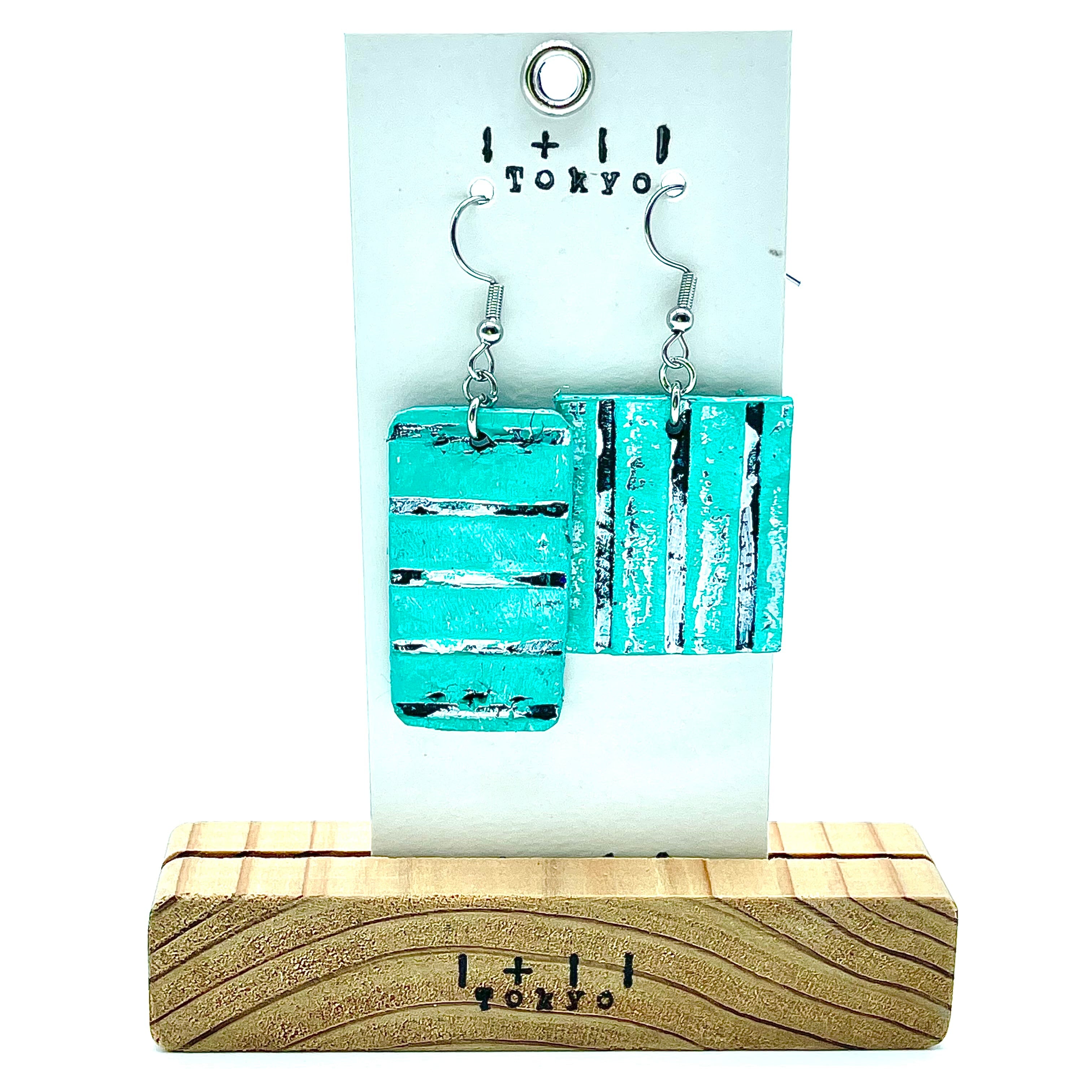 革ピアス　学校のグリーンフェンス　本革