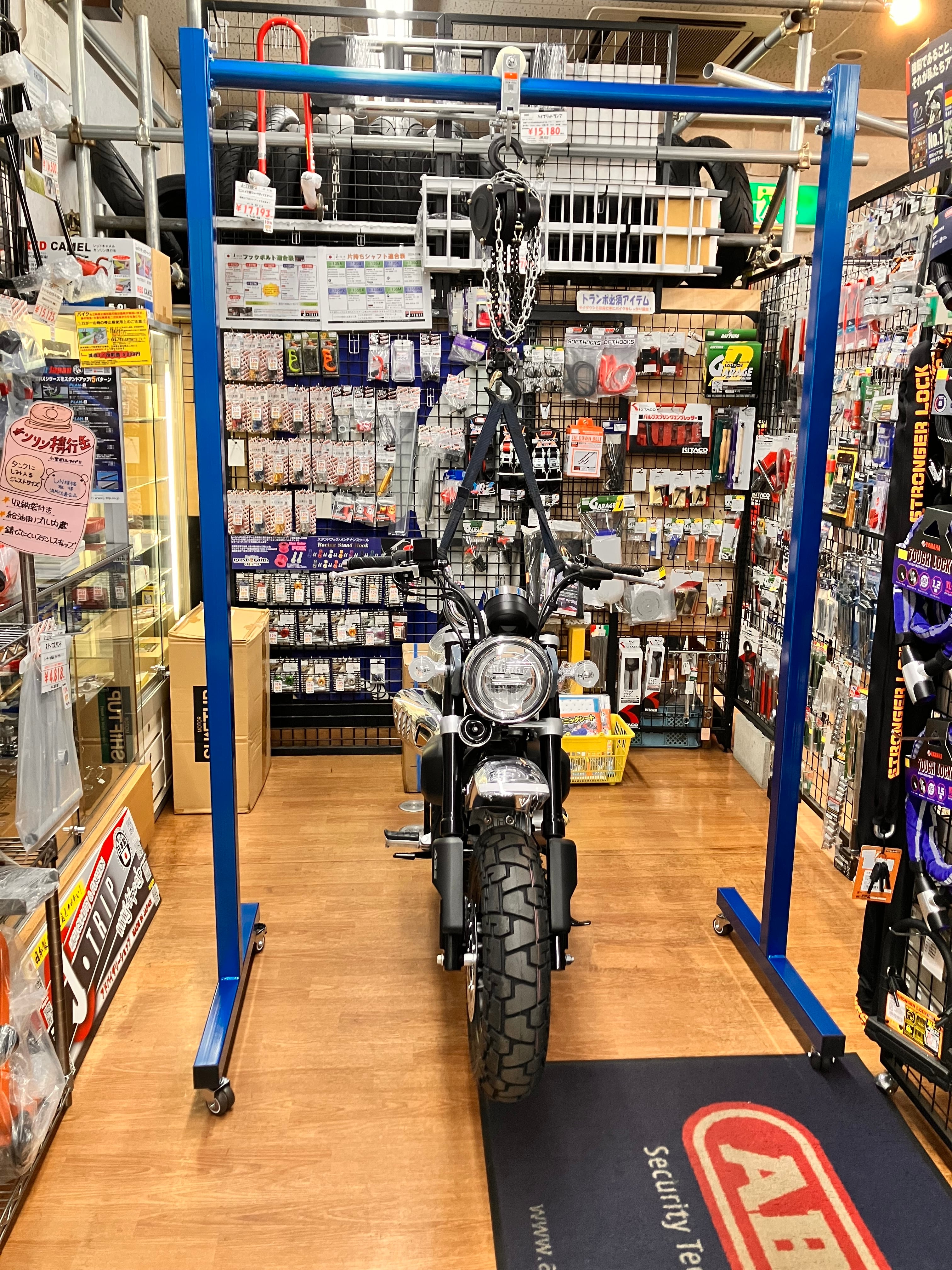 バイク乗りが作った】吊り下げフレームスタンド | piwasaki