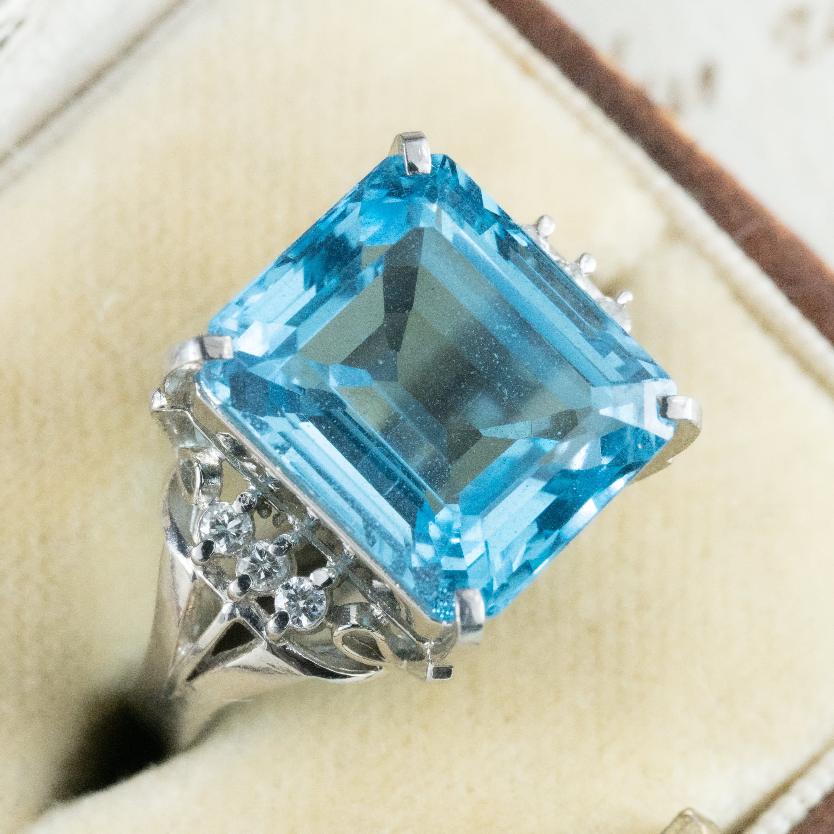 日本の作品】 昭和レトロ デザイン ヴィンテージ Pt900 ブルートパーズ