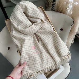 マフラー レディース 秋冬 大判 チェック柄 ハート刺しゅう ロゴ 韓国 ガーリー ロング フリンジ 防寒 あったか ストール 通勤 通学 ひざ掛け 大人可愛い [LW-CGZ004]