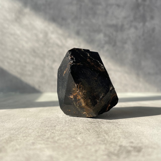 完全不透過の真っ黒モリオン原石｜中国産｜アルバイト共生｜天然ブラッククォーツ