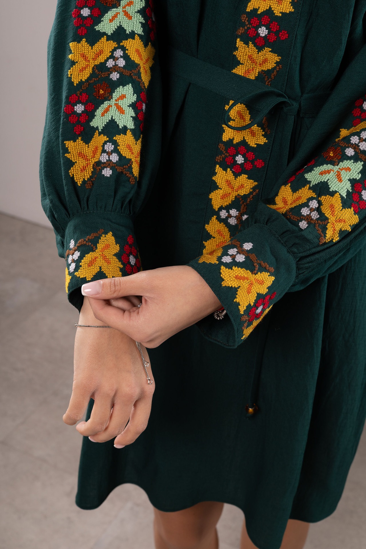 ウクライナ刺繍ヴィシヴァンカ・クラシック クロスステッチ　手刺繍　ブラウス　麻　レディース・フリーサイズ - 17