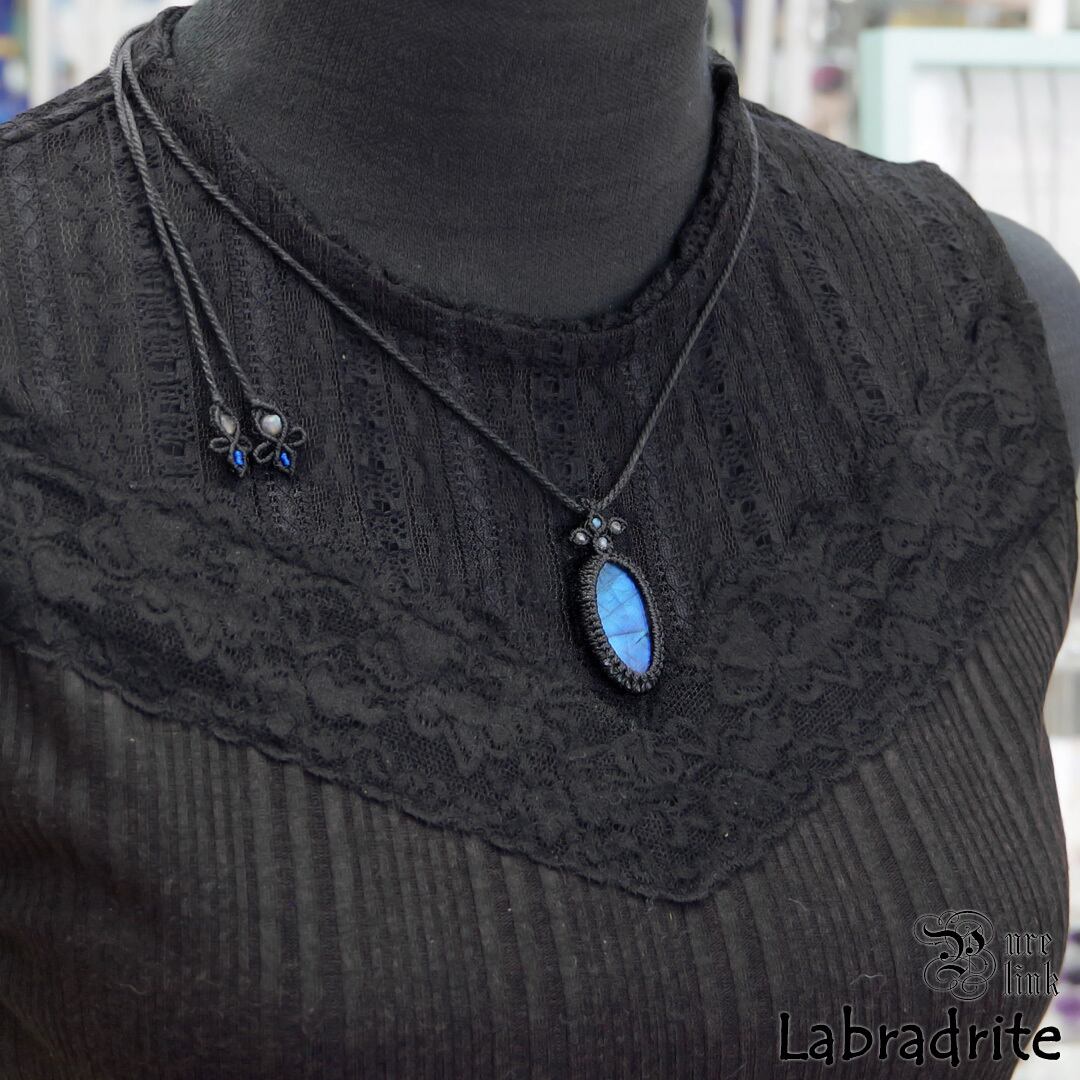 月と太陽を象徴する魔石『ブルーラブラドライト』マクラメ編みトップ