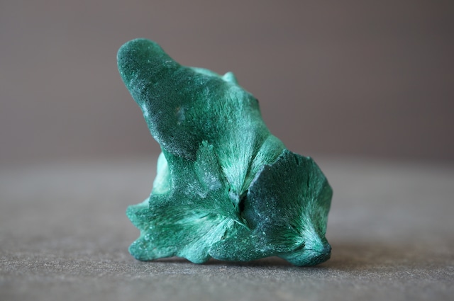 コンゴ産ヴェルヴェットマラカイト Malachite 2275