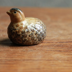 ぽってりとした、味わい深い陶器の鳥（小）