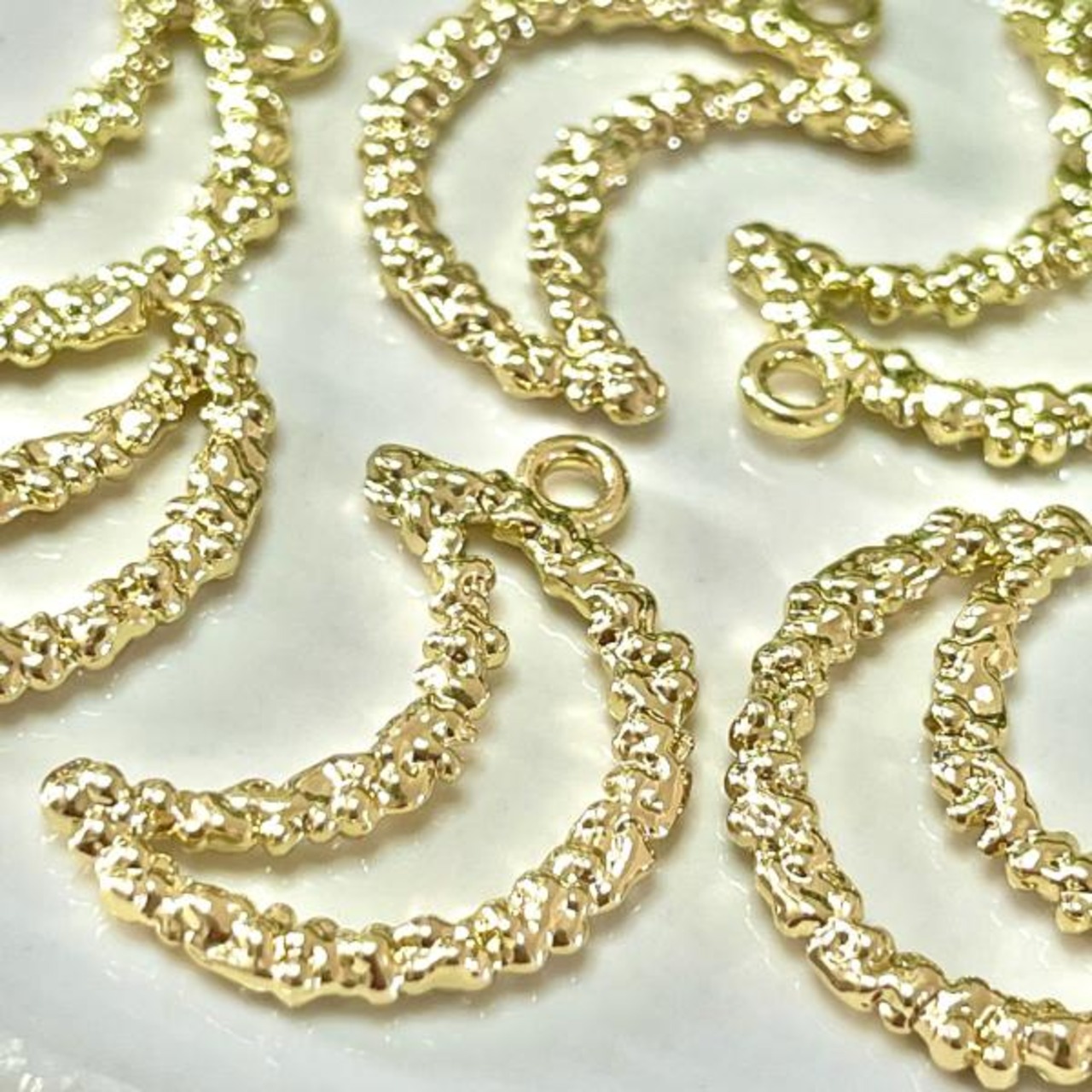 【2個】ムーンフレームゴールドチャーム/月/パーツ