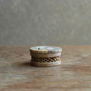 天然石でできた、可愛いお花の小物入れ 2