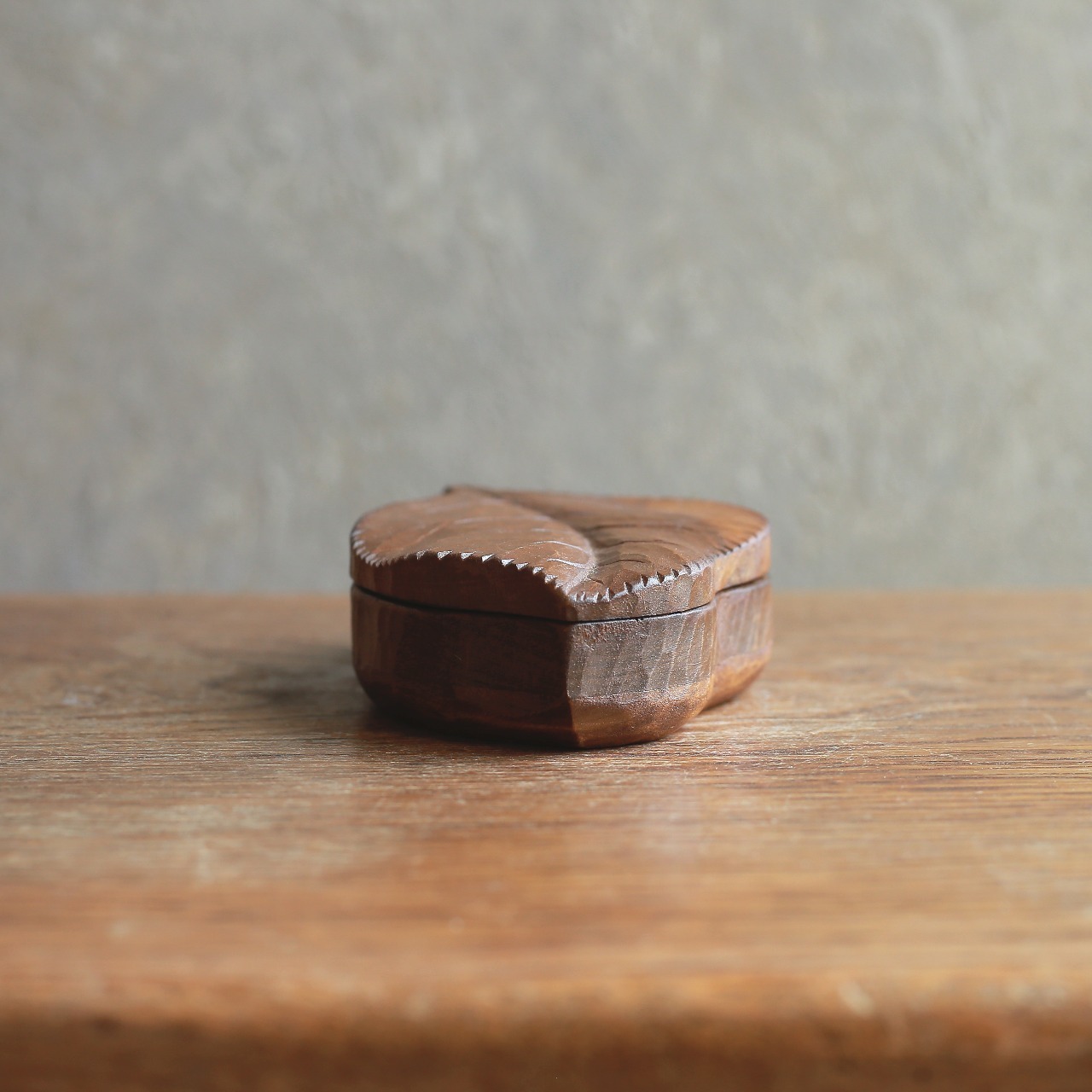 木の温もりを感じる、葉っぱの小物入れ｜木彫り 葉っぱモチーフ 小物入れ ヴィンテージ