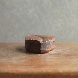 木の温もりを感じる、葉っぱの小物入れ｜木彫り 葉っぱモチーフ 小物入れ ヴィンテージ
