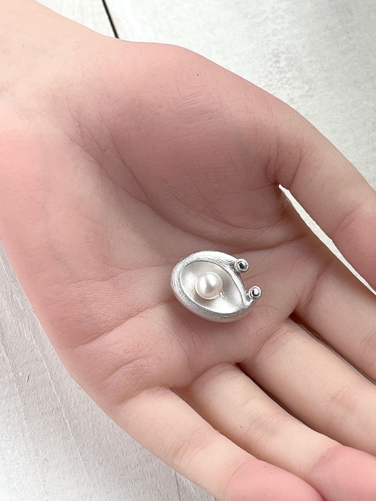 カエルパールブローチ（あこや真珠6ｍｍ）