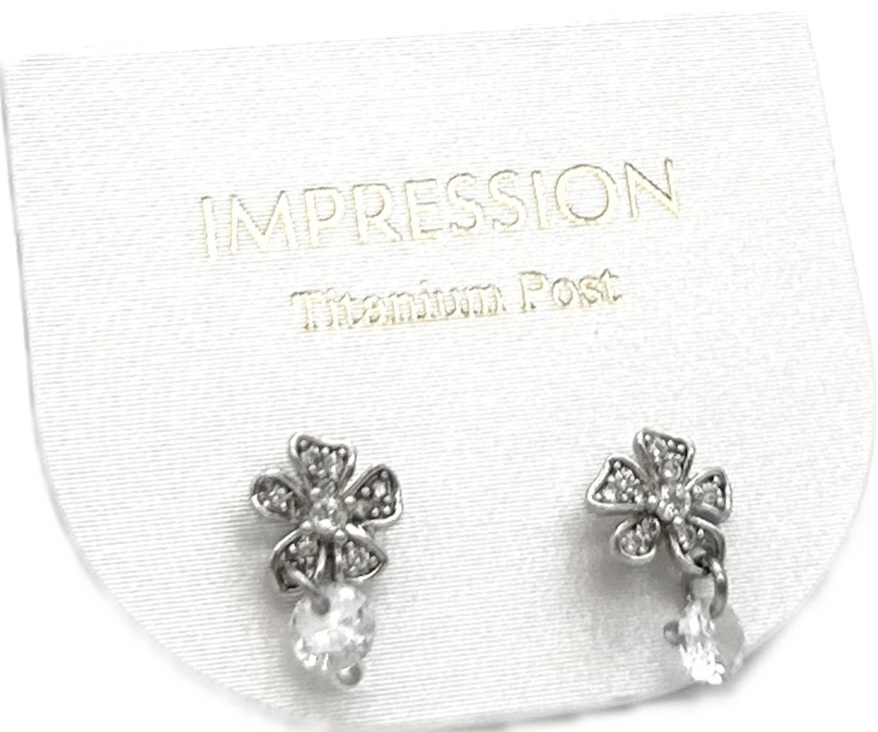 チタンポストピアス：フラワーデュー　IMPRESSION