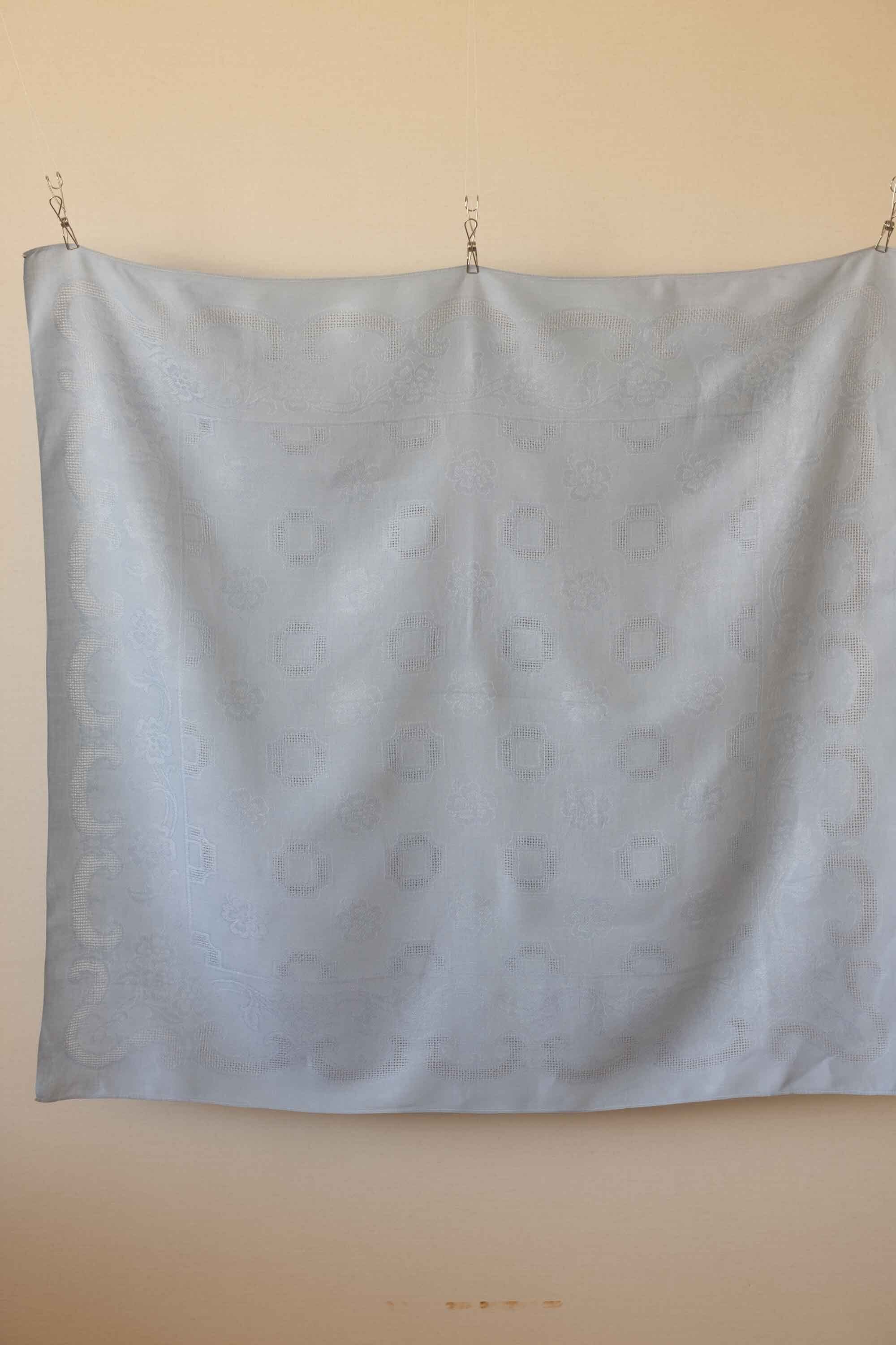 全体に繊細な織が見事な、薄いブルーの大判テーブルクロス。北欧仕入れ　ダマスク織？