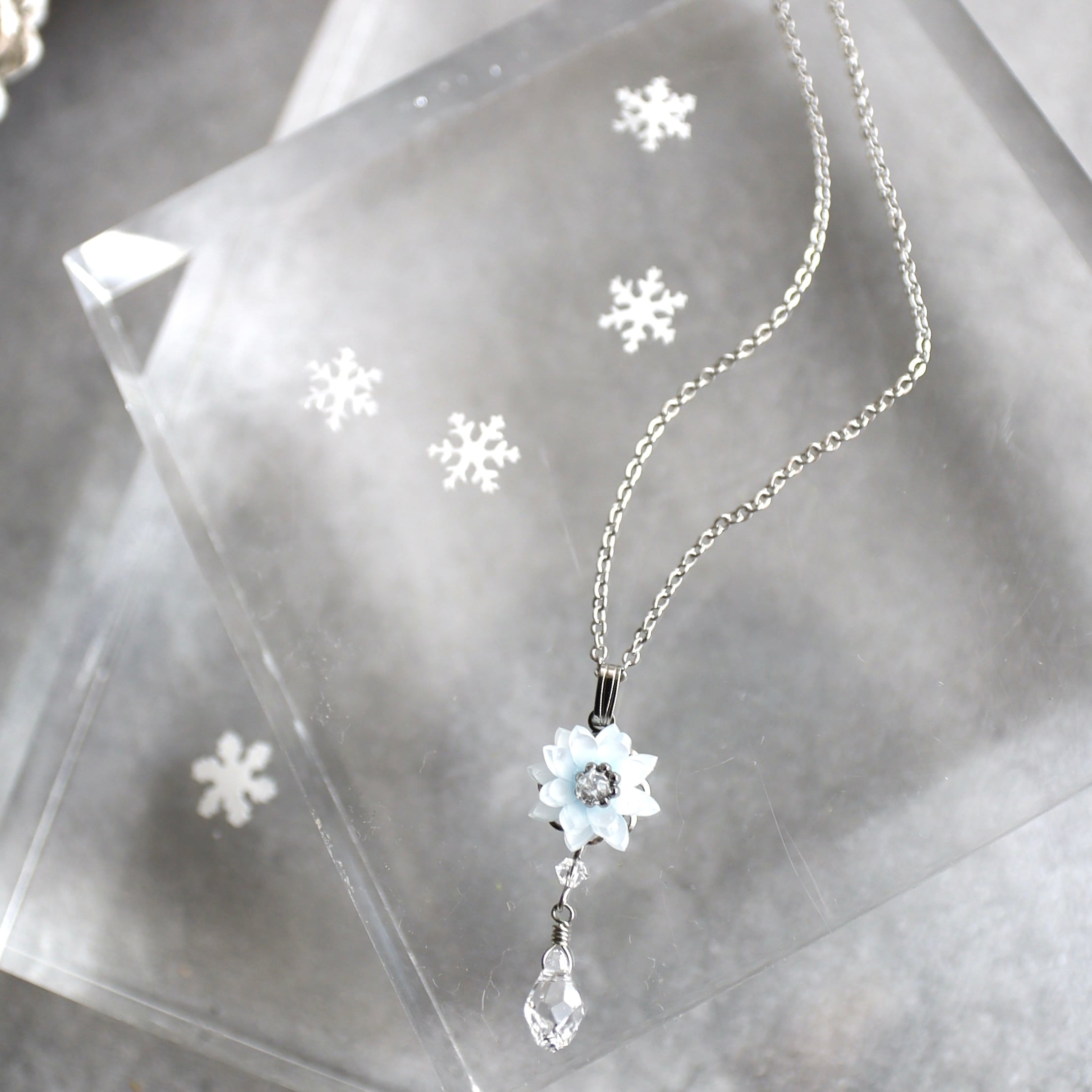 氷の蓮の花とビジューのネックレス