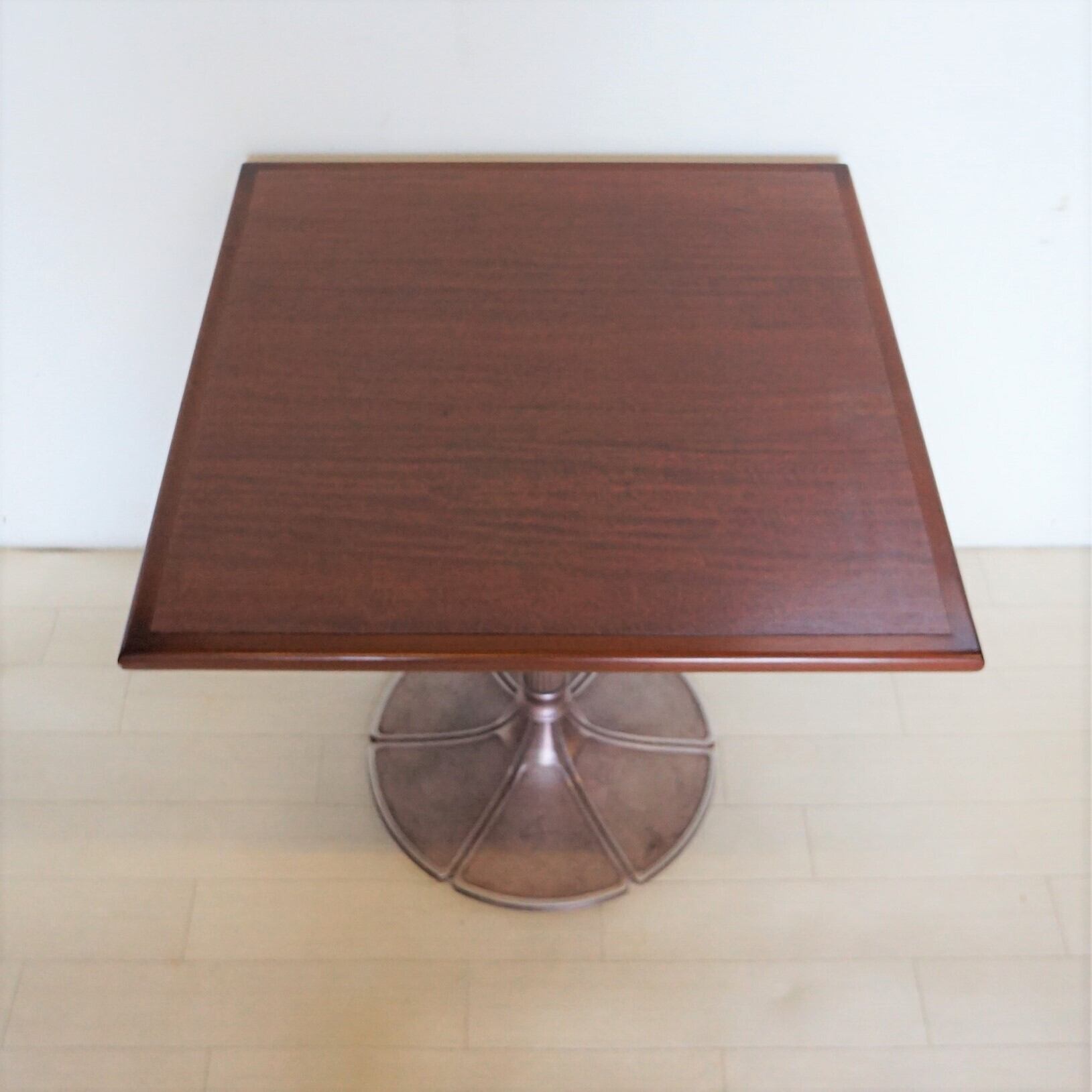 四角いテーブル