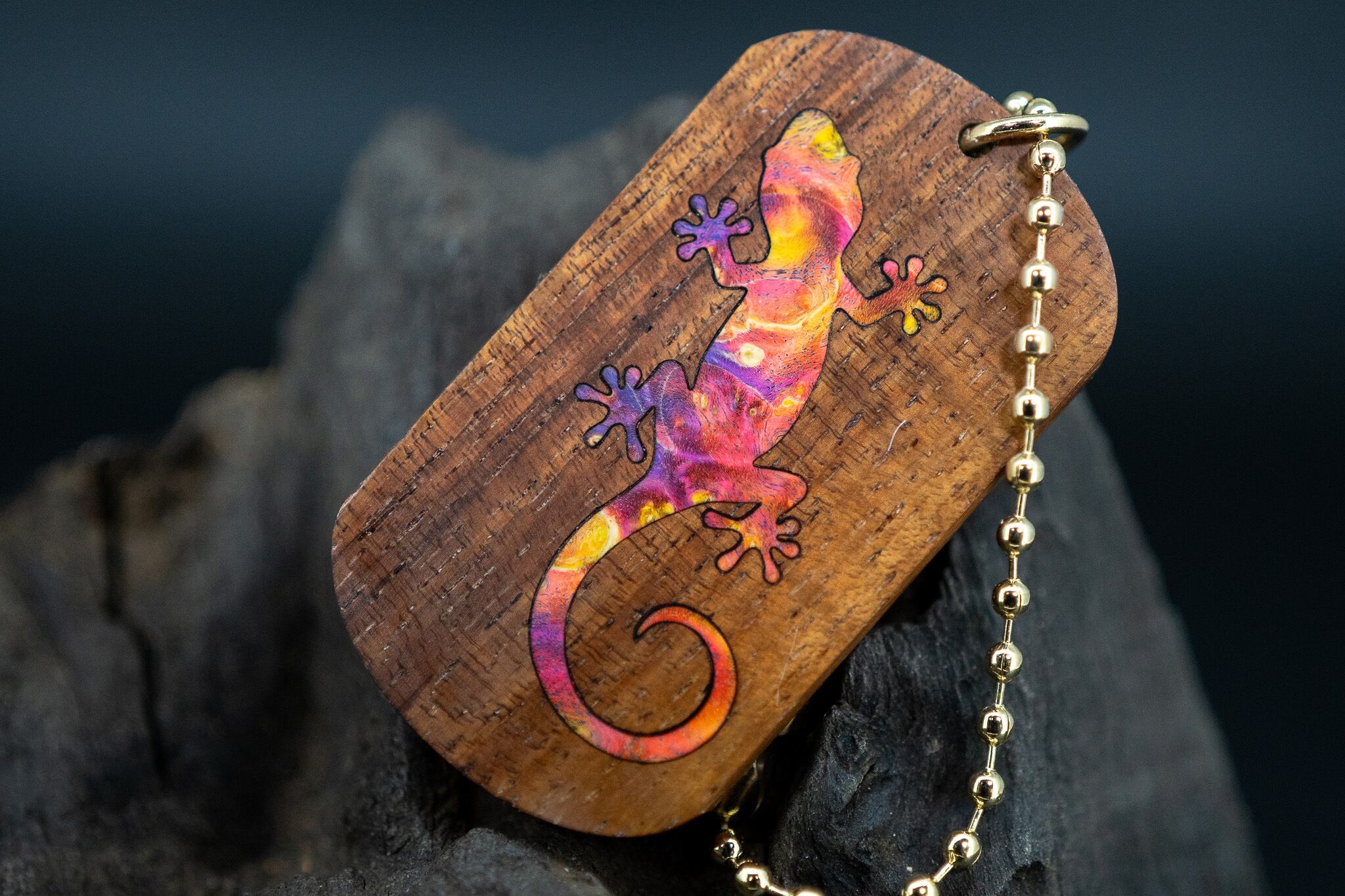 【王族の愛した銘木】 ハワイアンコア ドッグタグ 象嵌 木登りトカゲ