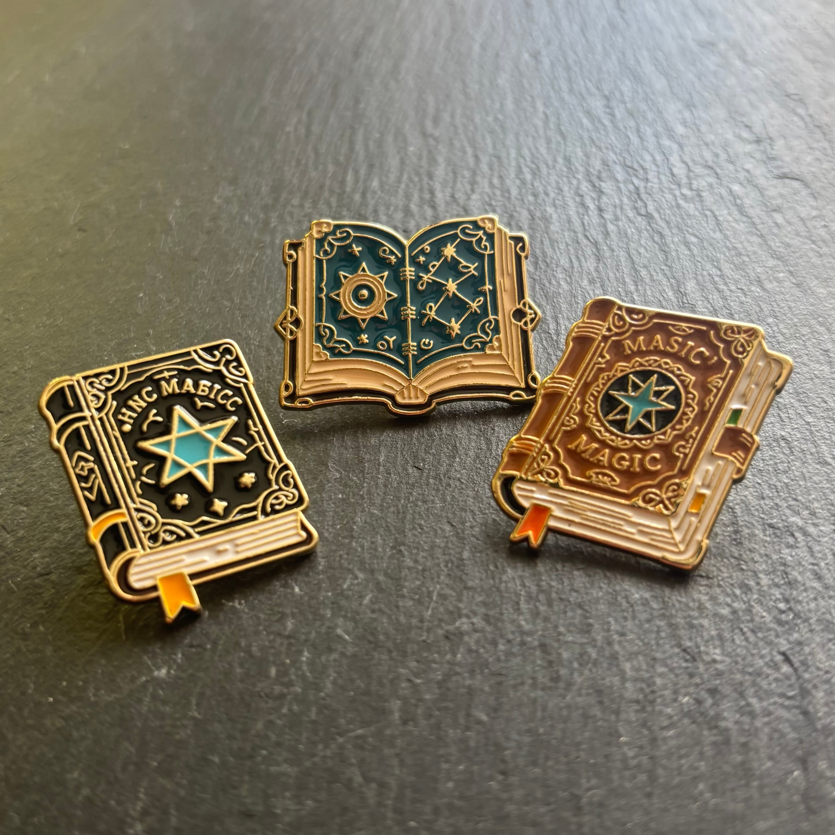 Grimoire《魔導書》3種 【ピンバッジ】 | 異世界雑貨屋