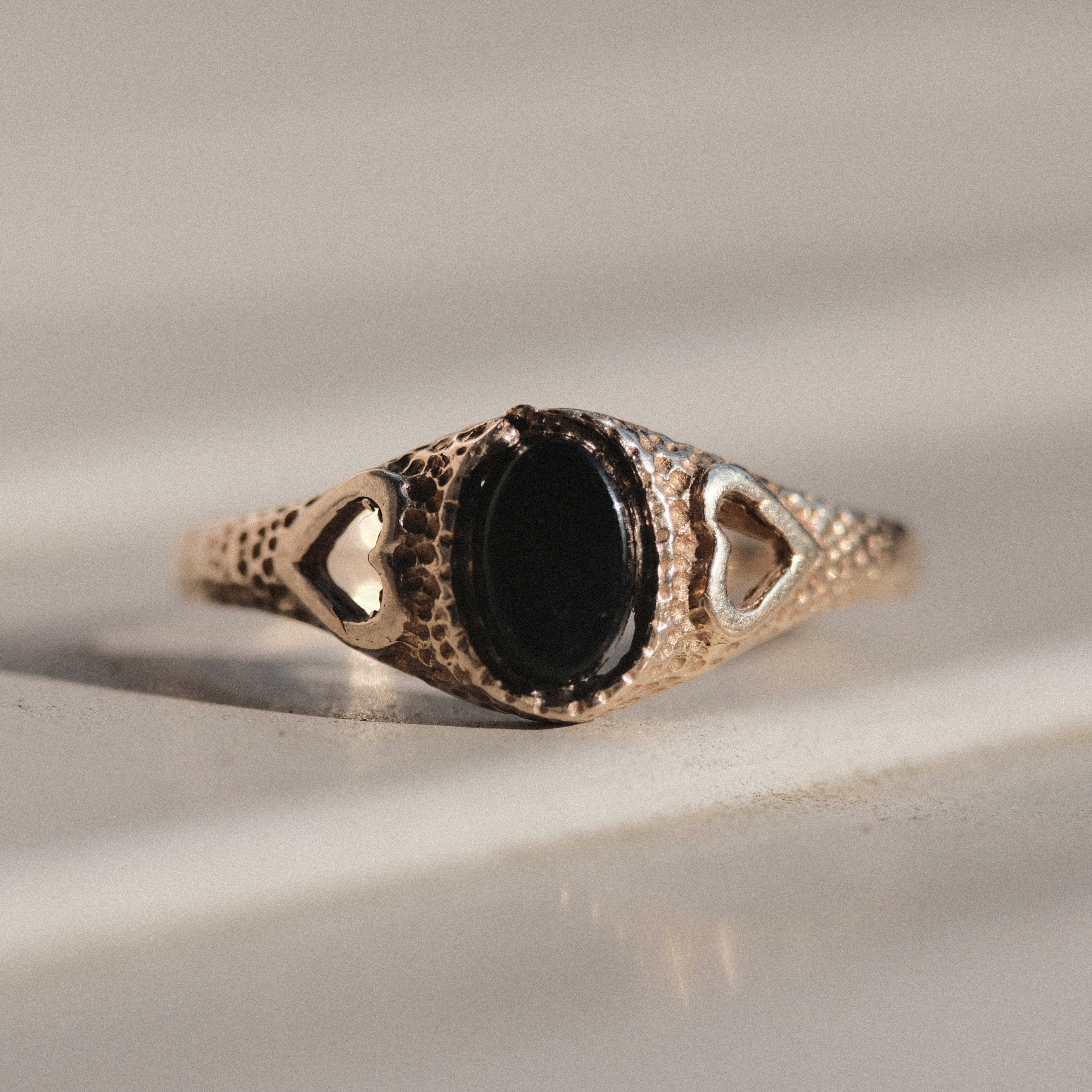Vintage gold and onyx Playboy signet ring | H2 Vintage