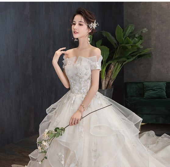 エレガント ウエディングドレス 花モチーフ 花柄のモチーフ刺繍が