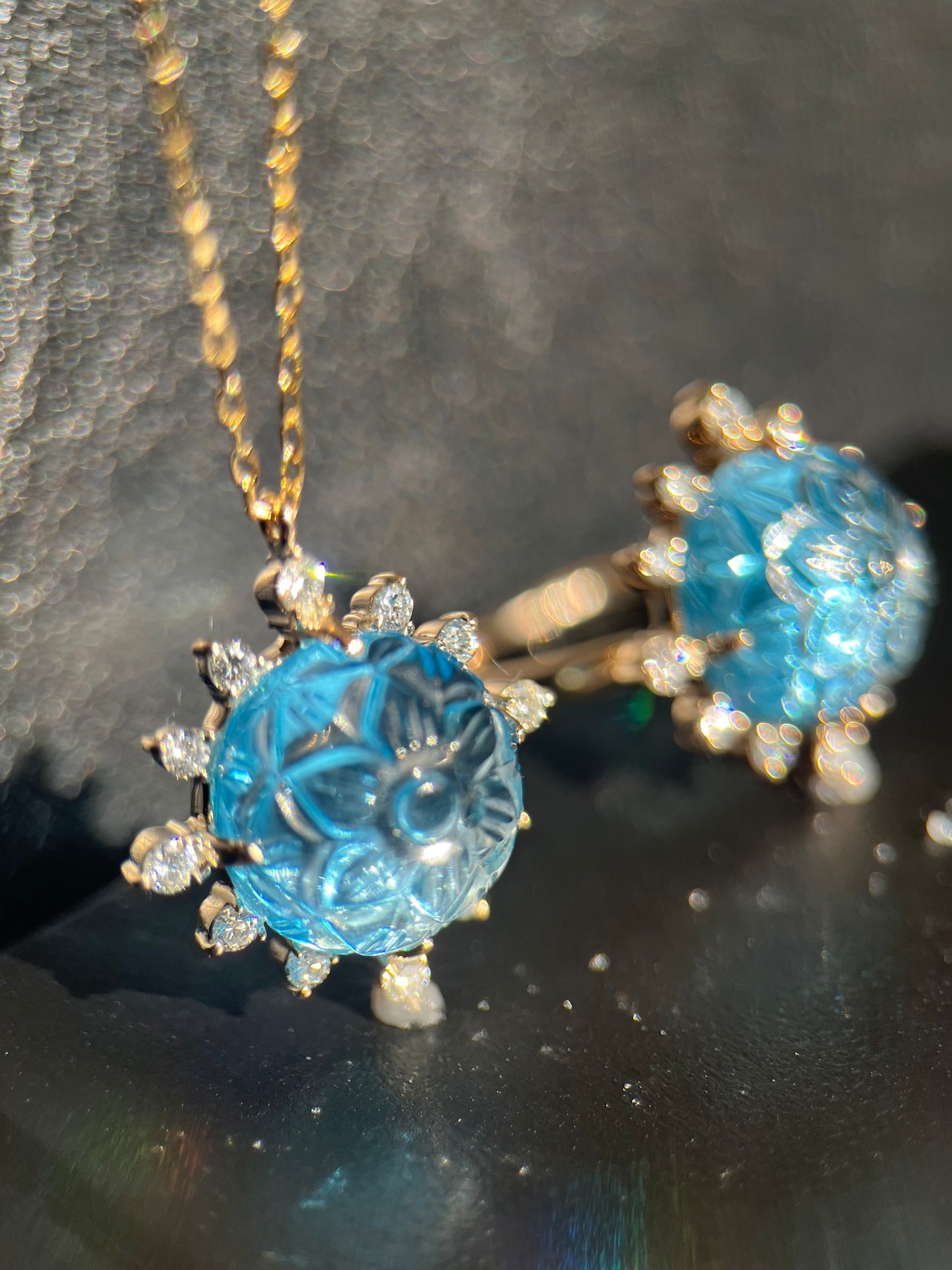 [Taralika] K10YG diamond blue topaz carving necklace