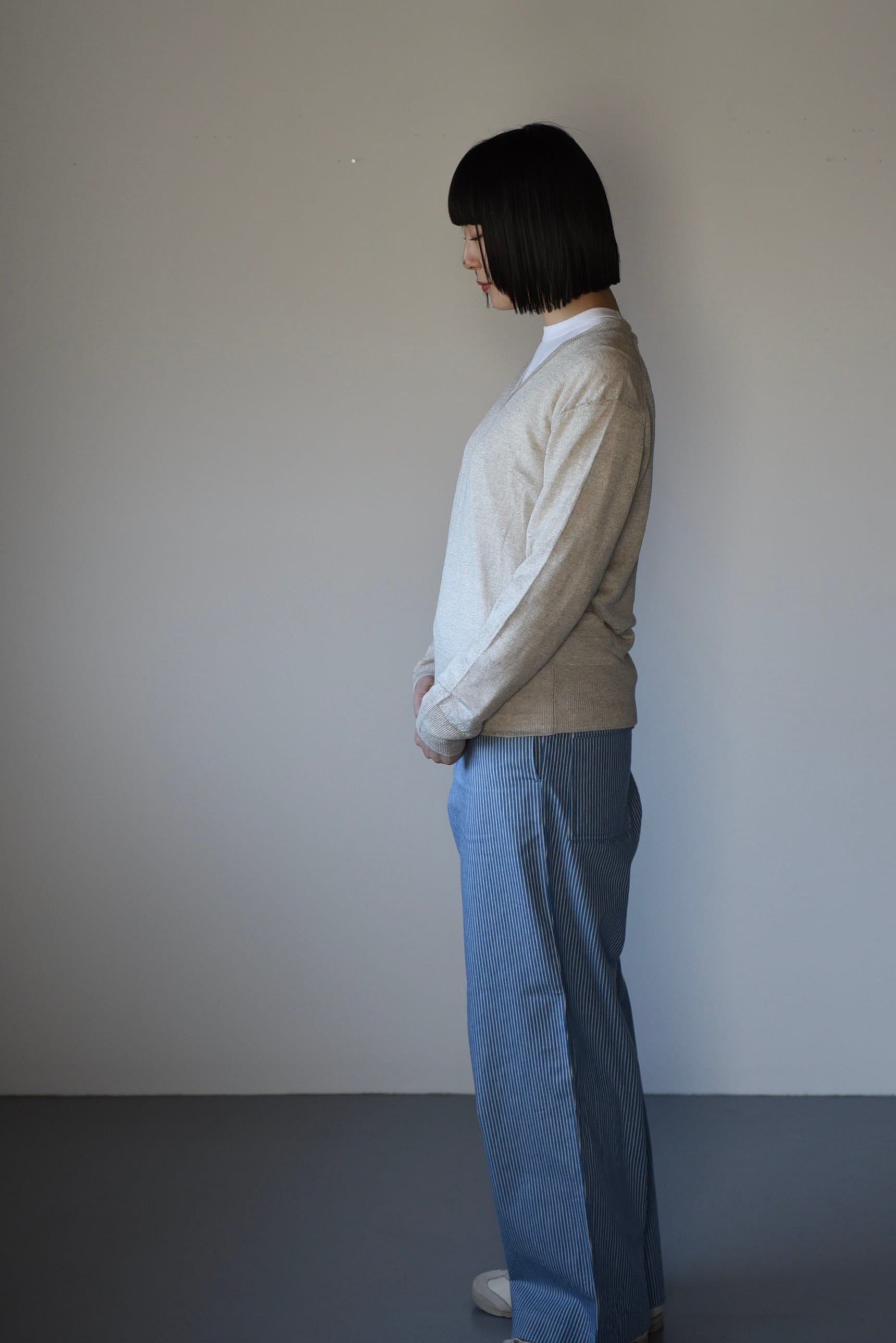 eleven 2nd｜Vネックリネンセーター｜ベージュ | 岡の oka no