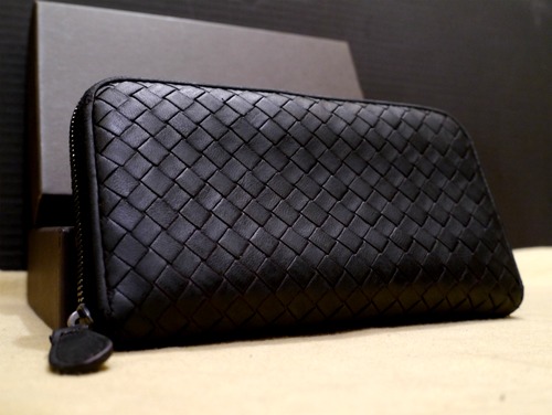 定番◆BOTTEGA VENETA ボッテガヴェネタ イントレチャート ラウンドジップ レザー 長財布 黒◆ 王道イントレチャートに内側のピンクが主張