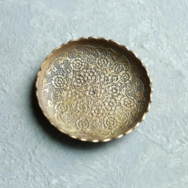 彫りが美しい、真鍮の小さな小物入れ