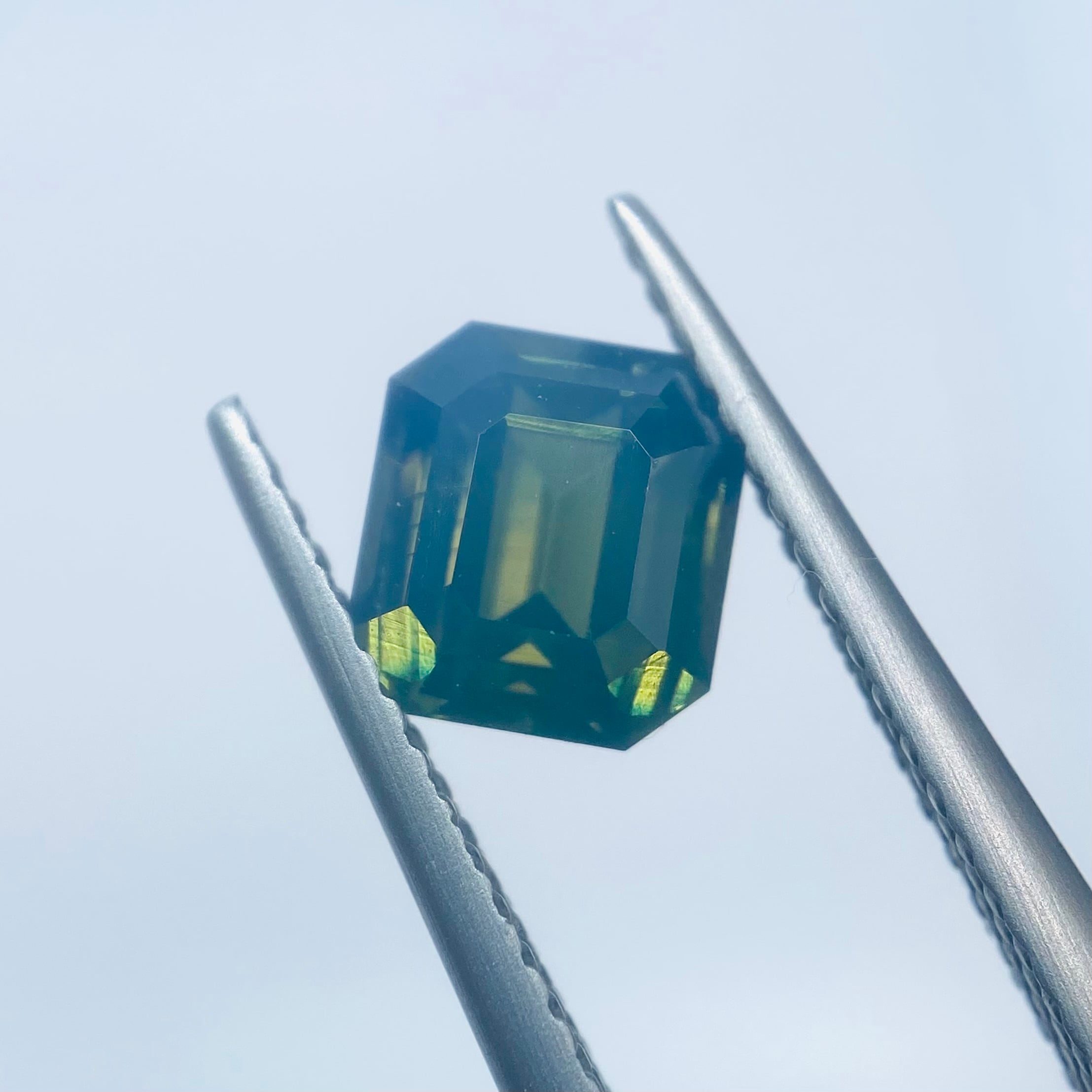 珍しいシルキーブルーグリーンのサファイア