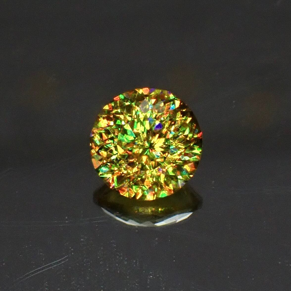 【Bright Brilliant Cut™️ “129 Facets” 】色彩が躍る黄翠の幻影 0.54ct 天然 スフェーン